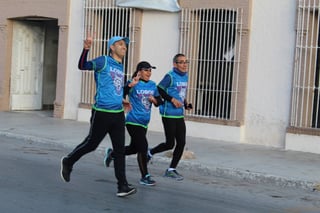 Participantes. Se estima que participen 1,000 corredores en la competencia 'Neón 5K'. (EL SIGLO DE TORREÓN)
