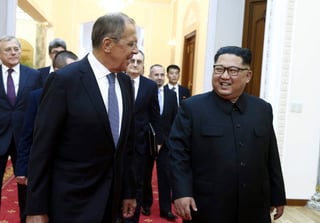 El líder norcoreano destacó que se reúne con el canciller ruso por primera vez pero confió en que ese encuentro sirva para estrechar más los lazos entre Moscú y Pyongyang. (AP)