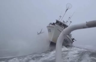 VIDEO: Cae de un barco tras ser golpeado por una ola