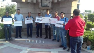 Comunicadores de La Laguna realizaron un plantón para exigir un alto a las agresiones y asesinatos de periodistas. (GUADALUPE MIRANDA)