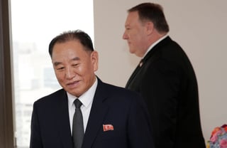 Encuentro. Kim Yong-chol, el número dos del régimen norcorean, al fondo, MIke Pomepo, secretario de estado de EU. (AP)