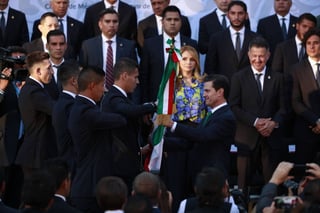 El presidente Enrique Peña Nieto abandera a la Selección Mexicana en acto celebrado en Los Pinos. (EFE)