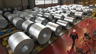 Trump decidió finalmente la aplicación de aranceles a las importaciones de acero y aluminio de la UE, Canadá y México, a la que ya han respondido con represalias inmediatas. (AP)