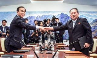 El Ministerio de Unificación sudcoreano dijo que altos funcionarios de las dos Corea intercambiaron opiniones sobre el establecimiento de una oficina de enlace lo más pronto posible. (AP)