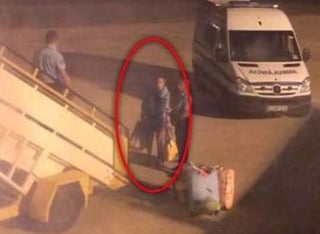 Al aterrizar el sujeto fue escoltado fuera del avión. (INTERNET)