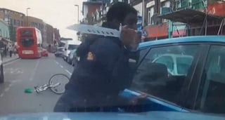 Ciclista armado con un cuchillo ataca a un conductor