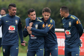 Neymar, segundo de derecha a izquierda, abraza a Philippe Coutinho. 