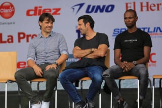 Fernando Morientes (i), Luis Figo (c), y Éric Abidal.