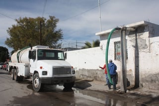 Ayuda. La primera acción que aplicará es el abastecimiento de agua a través de pipas procedentes de Torreón y  Matamoros. (EL SIGLO DE TORREÓN)
