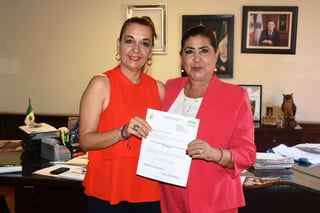Cargo. La alcaldesa tomó protesta a María Eugenia Torres Rodríguez como nueva responsable del departamento de Turismo. (EL SIGLO DE TORREÓN)