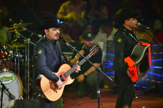 Tras muchos años de no cantar en La Laguna, Mario Quintero y sus compañeros aparecieron en el redondel antes de la una de la madrugada de este sábado. (ERNESTO RAMÍREZ)