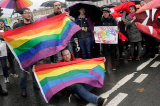 Activistas gays protestan en San Petersburgo, Rusia. Existen dudas sobre tolerancia a aficionados LGBT en Mundial ruso