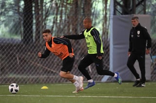 Los jugadores Lucas Torreira (i) y Carlos Sánchez (d) de la selección uruguaya participan en un entrenamiento a las afueras de Montevideo. (EFE)