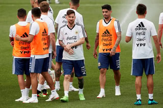 Los jugadores de la selección Lionel Messi (c) y Nicolás Otamendi (2d) durante el entrenamiento realizado en la Ciudad Deportiva Joan Gamper. (EFE)