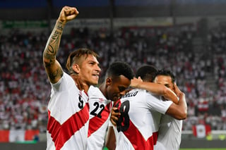El peruano Paolo Guerrero celebra su gol en un duelo amistoso ante Arabia Saudí en St. Gallen, Suiza. Guerrero anota doblete con Perú