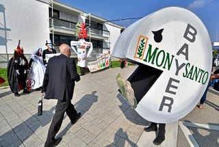 El gigante alemán de productos farmaceuticos Bayer compro la empresa estadunidense Monsanto, por un estimado en 63 mil millones de dólares (unos 50 mil millones de euros), la adquisición extranjera más grande jamás realizada por una empresa alemana. (AP)