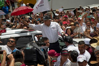  Más de medio centenar de perredistas de Hidalgo, entre ellos, el secretario general del partido, dos alcaldes, regidores y consejeros, firmaron este lunes su renuncia al sol azteca para sumarse al proyecto de Andrés Manuel López Obrador. (AP)