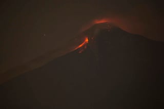 El funcionario explicó que existe una similitud con una 'gran erupción' en 1902 del volcán Santiaguito, al occidente del país, mientras que 'la más violenta de la historia' fue también en el volcán de Fuego, en 1974. (ARCHIVO)
