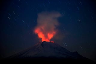 En México también existe un gigante dormido: el Volcán Popocatépetl, que tiene una elevación de cinco mil 426 metros. Si este volcán hiciera erupción, los daños abarcarían a más de tres entidades del país. (ARCHIVO)