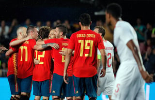 El jugador español Odriozola celebra junto con sus compañeros después de anotar el primer gol de su equipo ante Suiza, el domingo 3 de junio. (AP)
