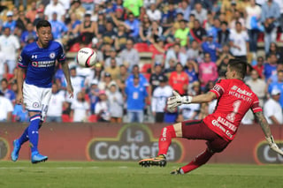 Martín Rodríguez le anotó un doblete a Pumas en un partido disputado en el Estadio Corregidora de Querétaro. (Jam Media)