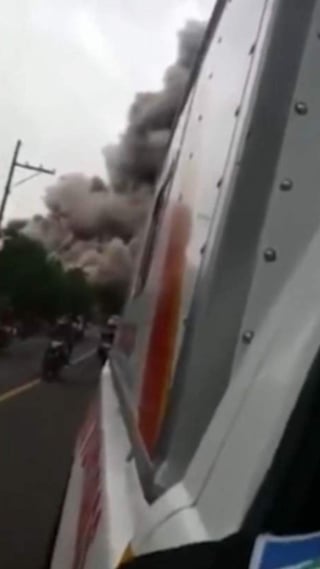 VIDEO: Así fue alcanzada una ambulancia por ceniza volcánica