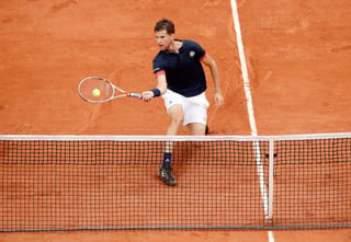 Dominic Thiem venció sin problemas 6-4, 6-2, 6-1 a Alexander Zverev, con lo que avanzó a las semifinales de Roland Garros. (EFE)