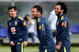 El jugador brasileño Neymar (c) participa en una sesión de entrenamiento de su selección nacional en el complejo del Tottenham Hotspur, en Enfield. (EFE)