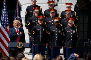 Donald Trump (i) canta el himno nacional de Estados Unidos en el evento de ayer en la Casa Blanca. (AP)