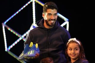 El delantero de la selección uruguaya y del Barcelona, Luis Suárez (i), posa con su hija Delfina (d) durante un evento de Adidas. (EFE)