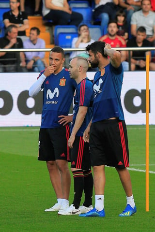 Los jugadores de la selección española Andrés Iniesta (c), Isco (d) y Thiago (i), durante un entrenamiento del equipo. (EFE)