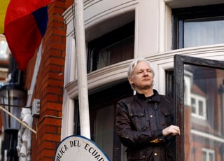 The Guardian asegura que los registros de visitantes de Assange en la embajada de Ecuador en Londres, donde está refugiado desde 2012, indican que Britany Kaiser, exdirectiva de CA, se reunió con el activista australiano. (ARCHIVO)