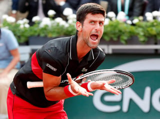 Novak Djokovic se lamenta tras fallar una bola en el ‘tiebreak’ del cuarto set. (EFE)