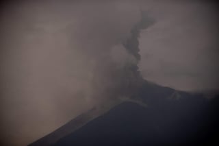 Continúa hoy con explosiones moderadas y las autoridades advirtieron sobre el descenso de avalanchas hacia las barrancas. (ARCHIVO)