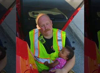 La pequeña se recostó sobre el hombro del bombero y se quedó dormida. (INTERNET)
