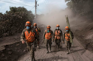 Con estos cuerpos sumarían 82 la cifra de fallecidos por la potente erupción que registró el pasado domingo el coloso situado a unos 50 kilómetros al oeste de la capital guatemalteca. (AP)