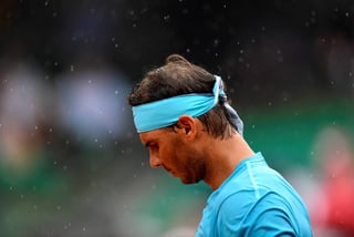 Rafael Nadal perdió el primer set 6-4 ante Diego Schwartzman, y cuando ganaba 5-3 el segundo, el juego tuvo que suspenderse por lluvia. (EFE)