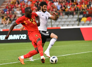 Romelu Lukaku (i) marcó el primer tanto en la victoria de Bélgica 3-0 sobre Egipto en un duelo amistoso. (EFE)