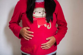 La estrategia de prevención de embarazos en adolescentes fracasó durante la pasada administración estatal encabezada por Rubén Moreira. (ARCHIVO)