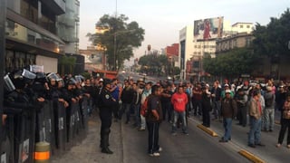 En la manifestación de entre 100 y 150 personas, se registró un 'choque' entre policías y profesores, quienes lanzaron piedras y palos a los granaderos. (TWITTER)

