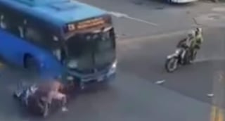 Autobús atropella a delincuentes que huían de la policía