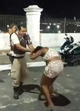 VIDEO: Oficial de policía golpea a mujer embarazada