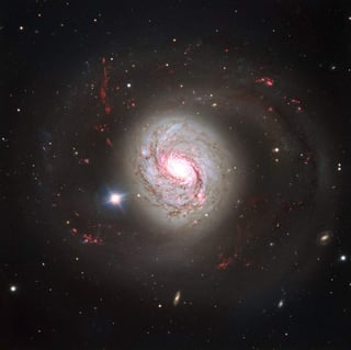 La galaxia IC 4870 tiene un núcleo galáctico  activo, esto se supo gracias a al fotografía tomada por el telescopio espacial Hubble. (ARCHIVO)