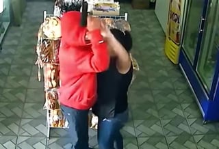 VIDEO: Valiente mujer trata de quitarle la pistola a un asaltante