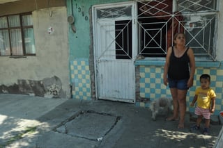 Molestia. María del Carmen es una de las vecinas de El Arenal que exige una solución al problema de drenaje y desabasto de agua. (GUADALUPE MIRANDA)