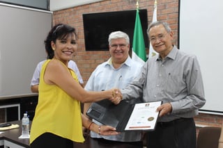 Reconocimiento. María Elena Valadez Mena, directora de la Escuela Normal de Torreón recibió en recientes días la certificación. (EL SIGLO DE TORREÓN) 