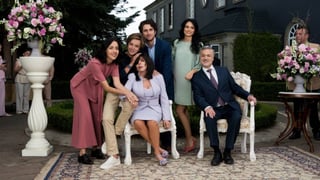 Papel. La serie La casa de las flores fue creada y dirigida por Manolo Caro y es protagonizada por Verónica Castro.