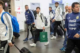 El combinado argentino, en el que destaca el estelar delantero Lionel Messi, aterrizó en suelo ruso, luego del entrenamiento matutino que tuvo en la Ciudad Deportiva del Club Barcelona de España. (AP)