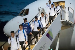 Lionel Messi (c) y compañeros al llegar al aeropuerto Zhukovsky. (AP)