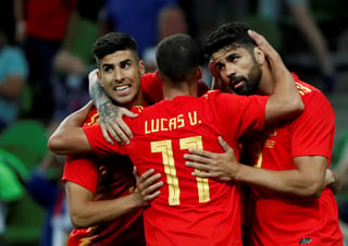 Los delanteros de la selección española, Diego Costa (d), Lucas Vázquez (c) y Marco Asensio, celebran el gol convertido por Costa. Con gol sobre el final, España vence a Túnez